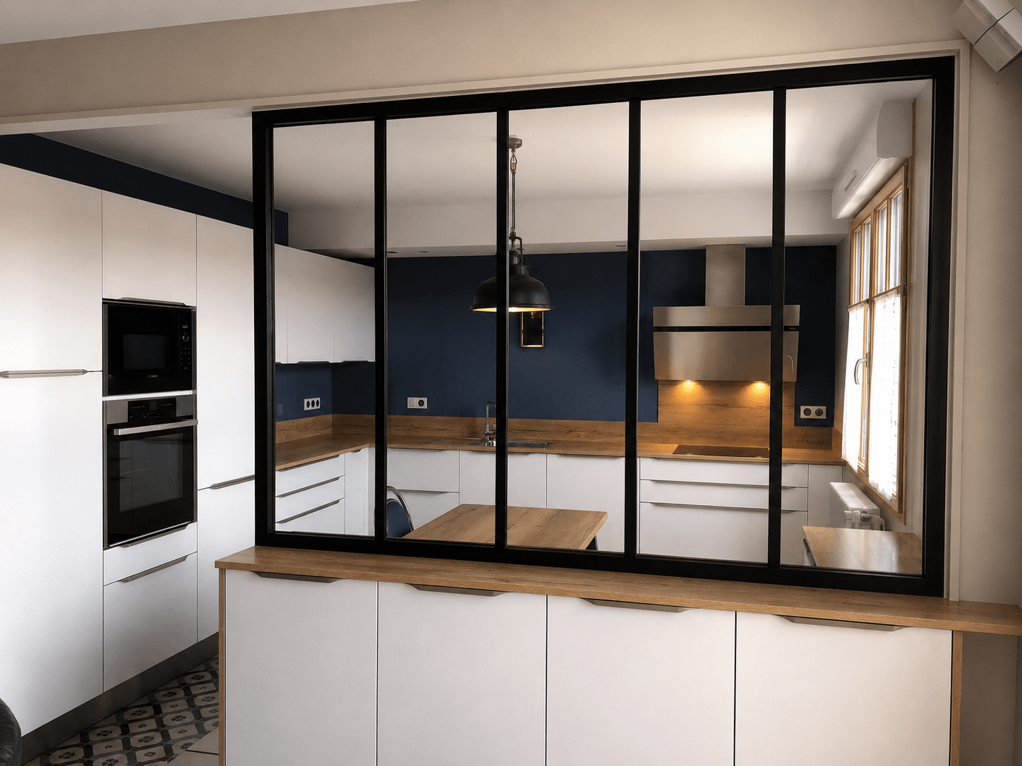 Cuisine équipée avec électroménager et aménagements personnalisés