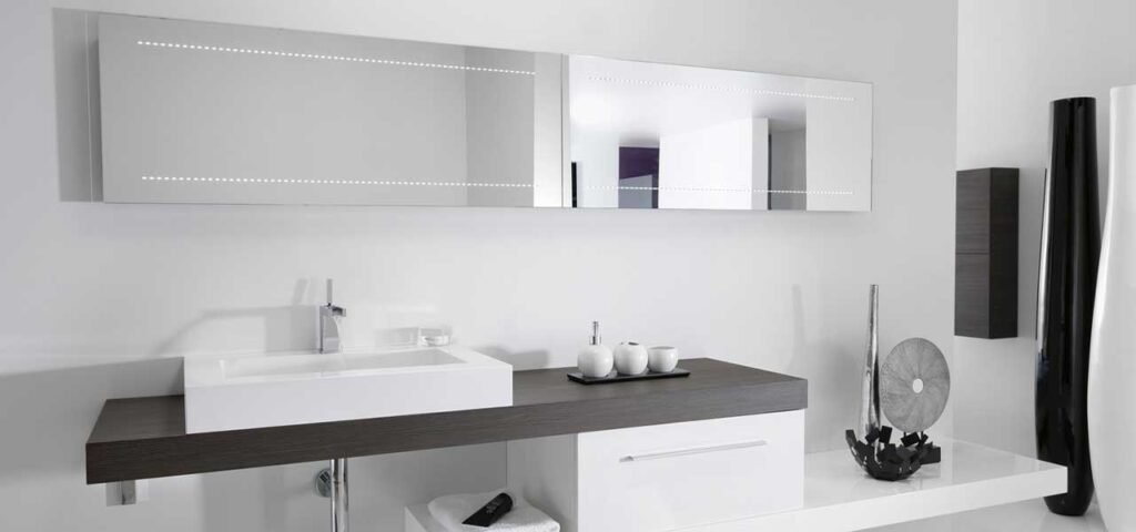 Salle de bain moderne blanche simple